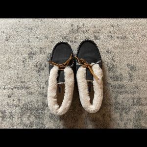 New Minnetonka Women’s Slippers Size 7